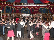 Tango im Spiegelzelt